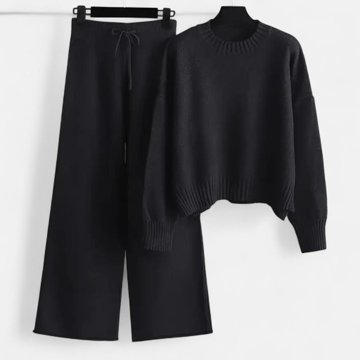 Gebreide set in zwart met trui en wijde broek met trekkoord aan een hanger