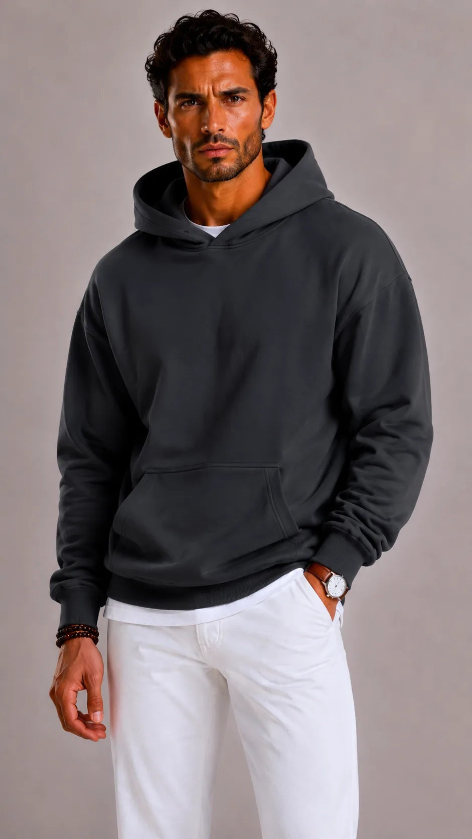 Oversized herenhoodie in antraciet, gedragen, vooraanzicht