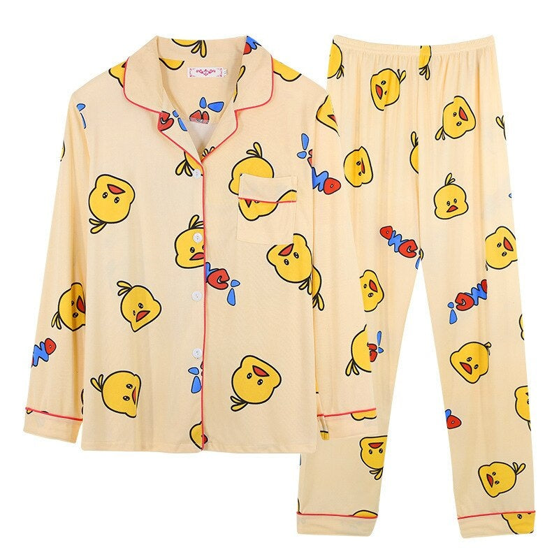 Pyjama met doorknoopshirt en lange broek, uitvoering geel met kuikens, plat neergelegd