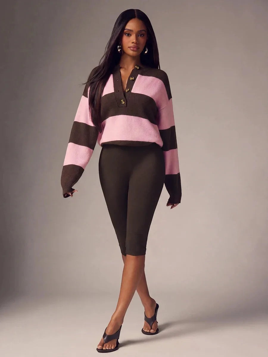 Oversized trui met brede strepen en knoopjes in roze/bruin, gedragen