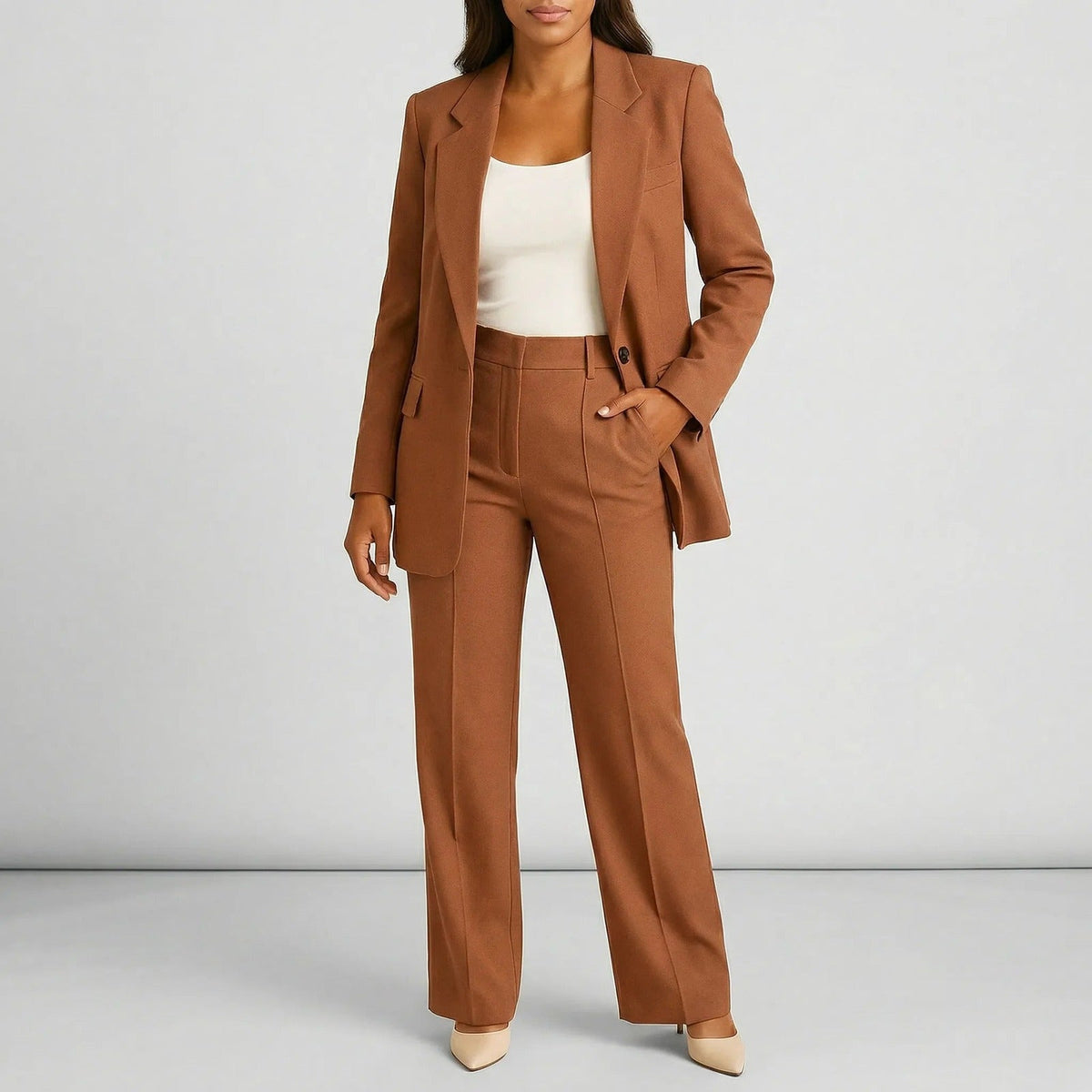Broekpak met lange blazer en wijde broek in cognac, gedragen, vooraanzicht