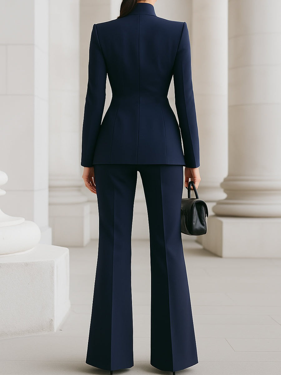 Broekpak met blazer met opstaande kraag en flared broek in marineblauw, gedragen, achteraanzicht