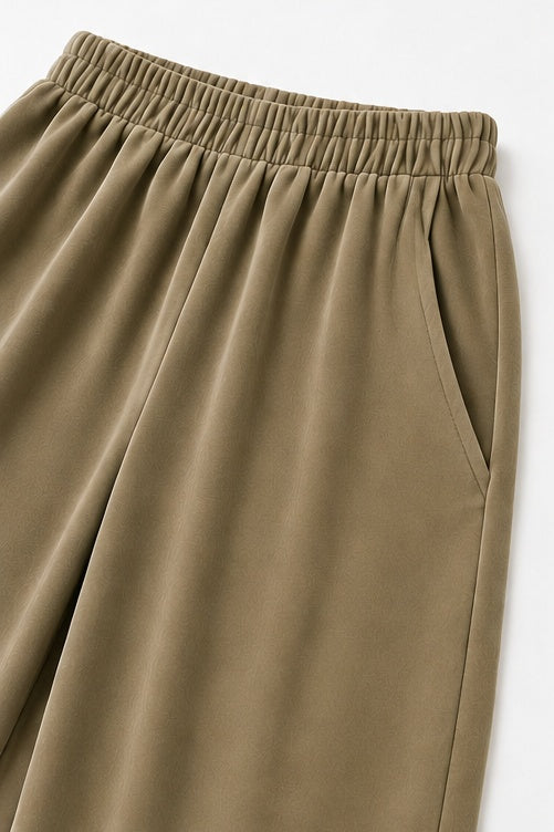 Elastische tailleband en steekzak van de broek in kaki, close-up