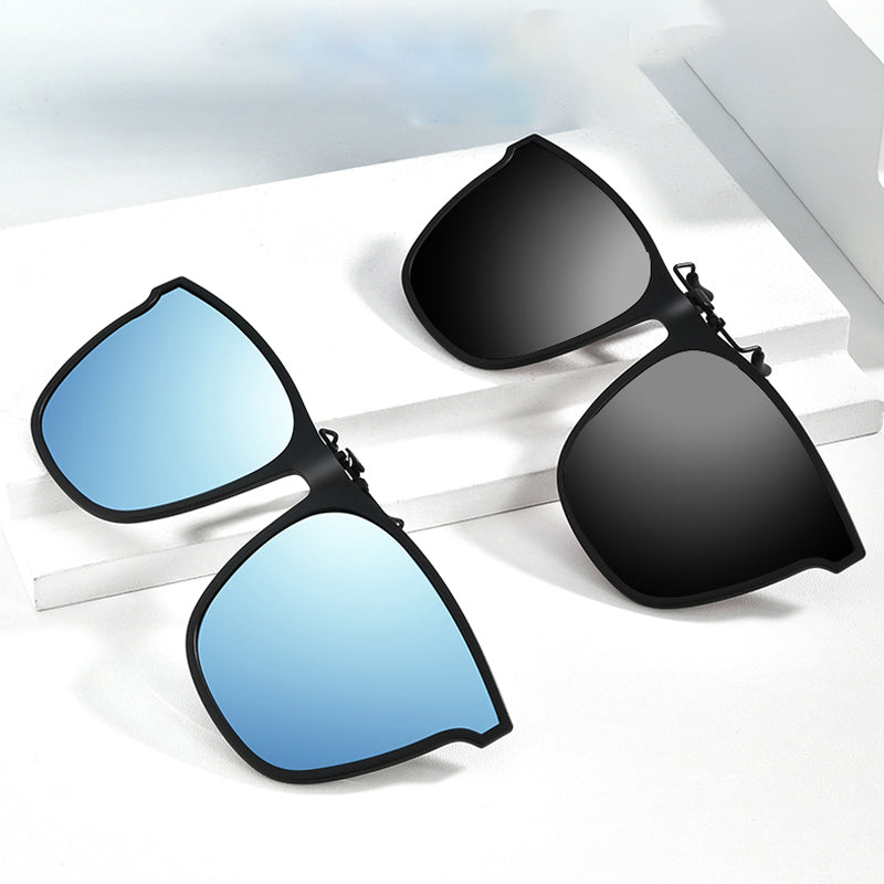 Twee opklapbare zonnebrilclips met zwarte montuur, blauwe en zwarte spiegelglazen, plat neergelegd | Boutique Moda