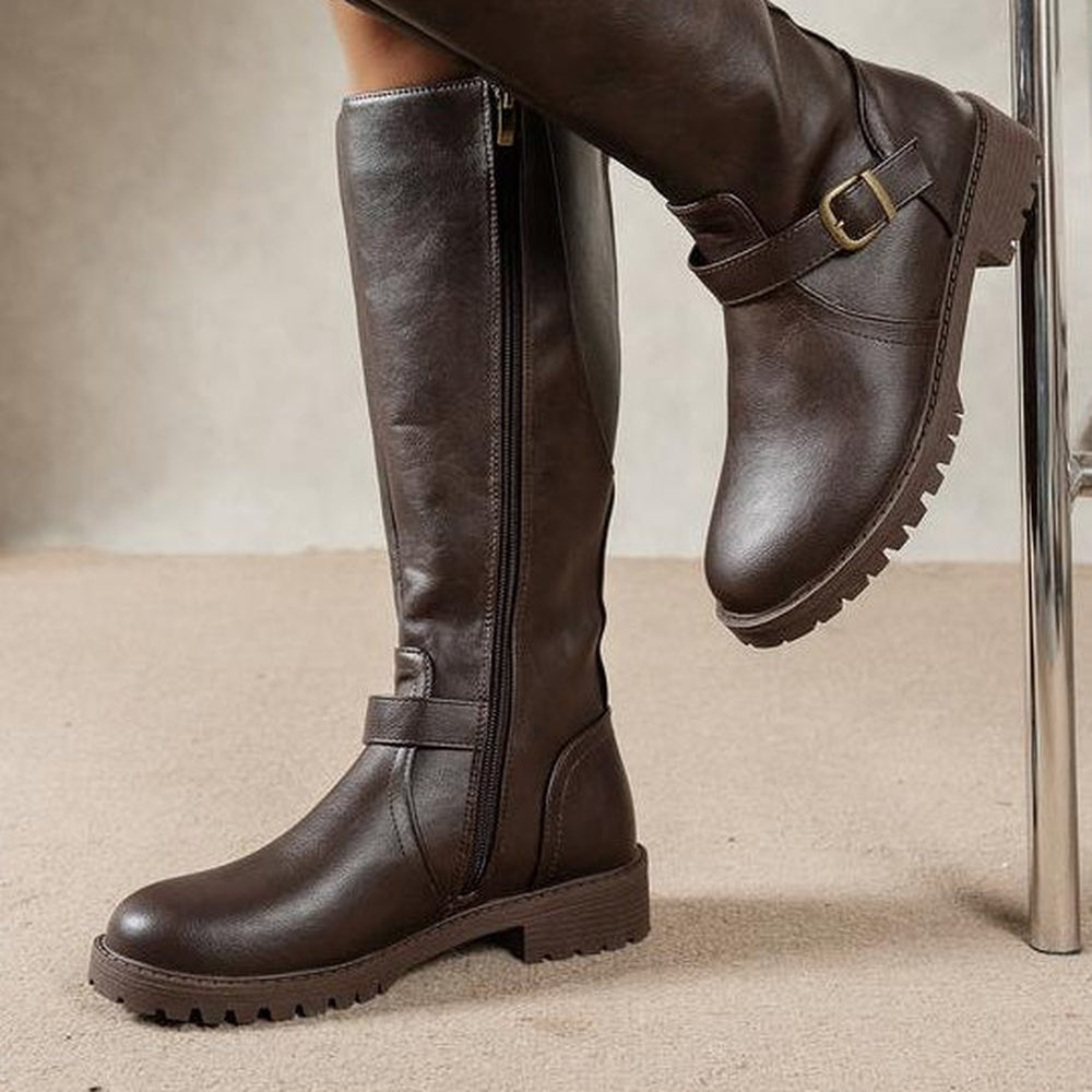Donkerbruine kniehoge laarzen met gesp, gedragen door model, zijaanzicht | Boutique Moda