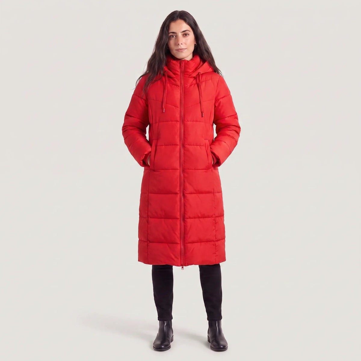 Vrouw in een lange rode pufferjas