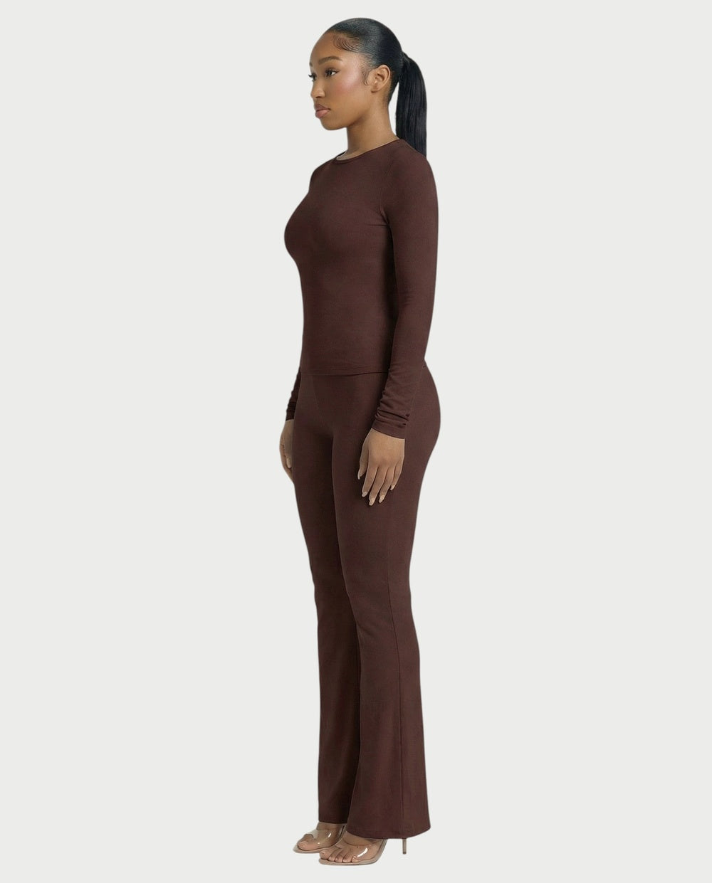 Co-ord set in bruin, strakke longsleeve en flared broek met hoge taille, zijaanzicht