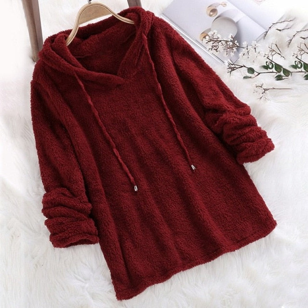 Bordeauxrode hoodie van teddyfleece aan een kleerhanger, met koorden en losse pasvorm | Boutique Moda
