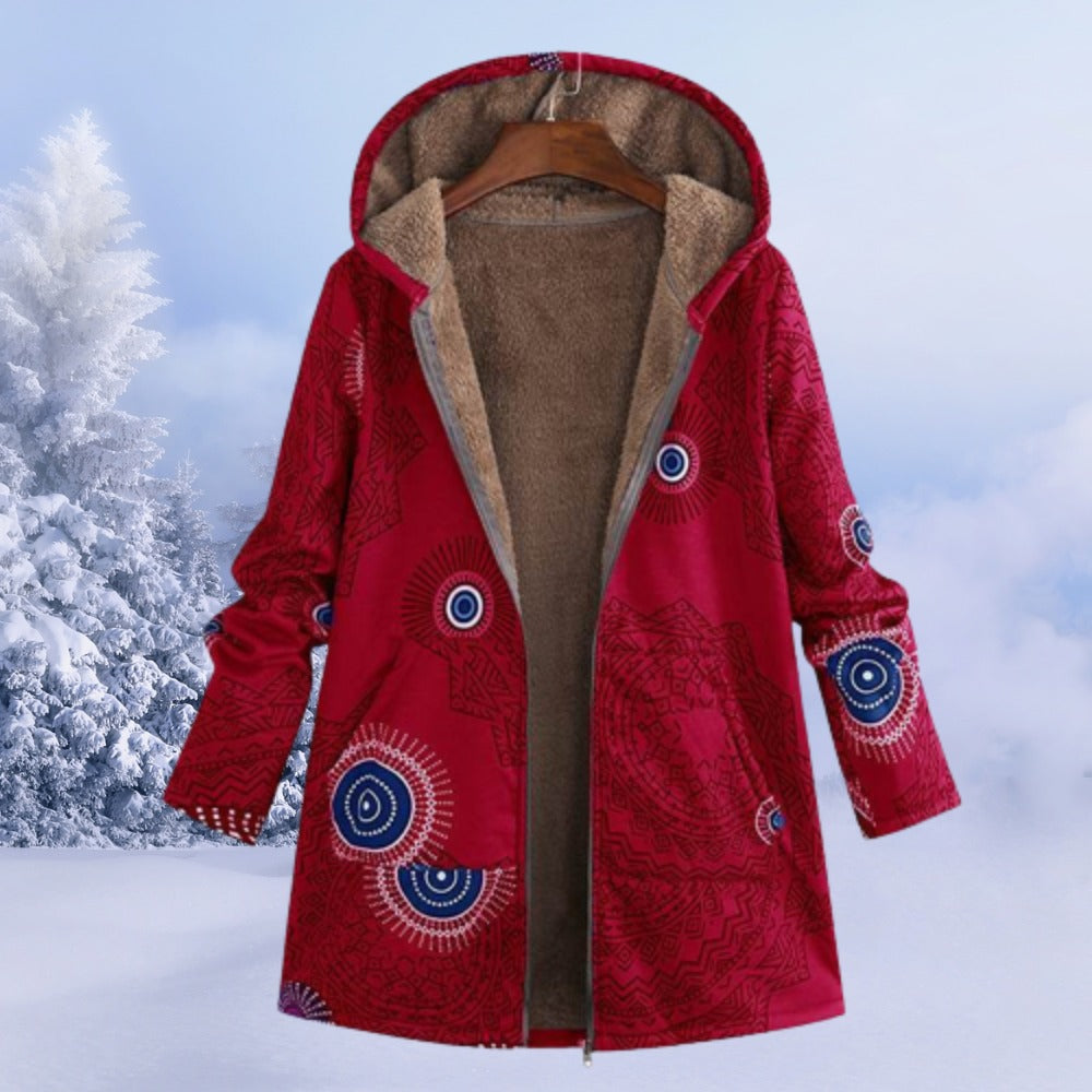 Omkeerbare winterjas met capuchon in rood, aan een hanger, open, met zicht op de fleecevoering