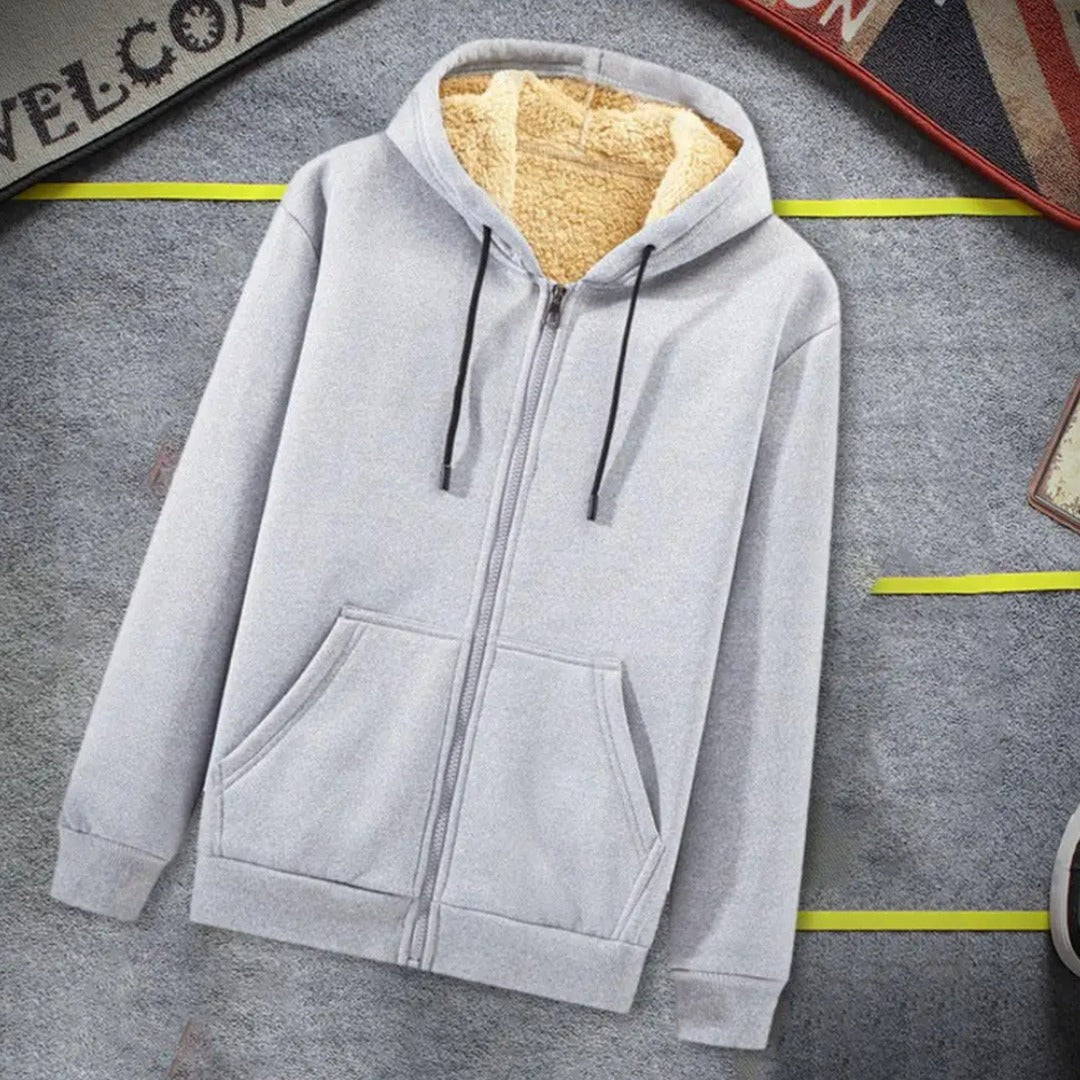 Grijs vest met teddyvoering, koorden en twee zakken, neergelegd op een grijze vloer | Boutique Moda