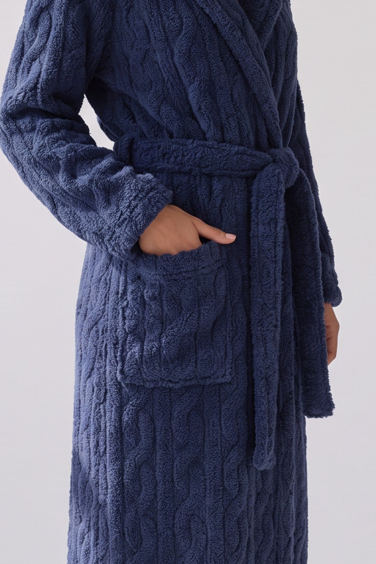 Marineblauwe fleece met reliëf in kabelmotief, stofdetail