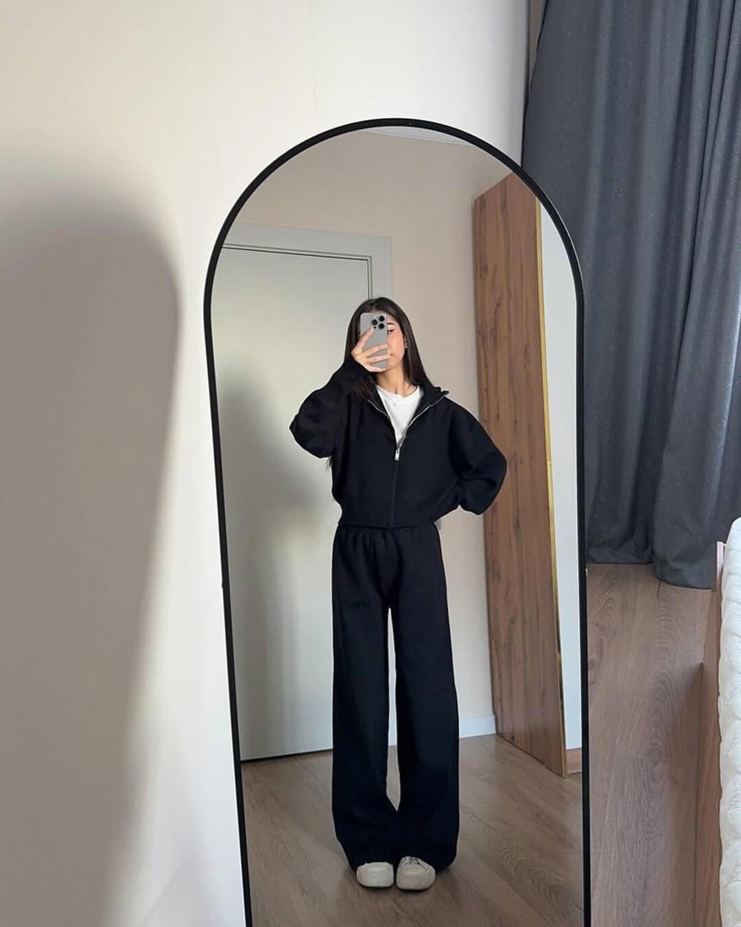 Gebreide set in zwart met ritsvest en wijde broek, spiegelfoto