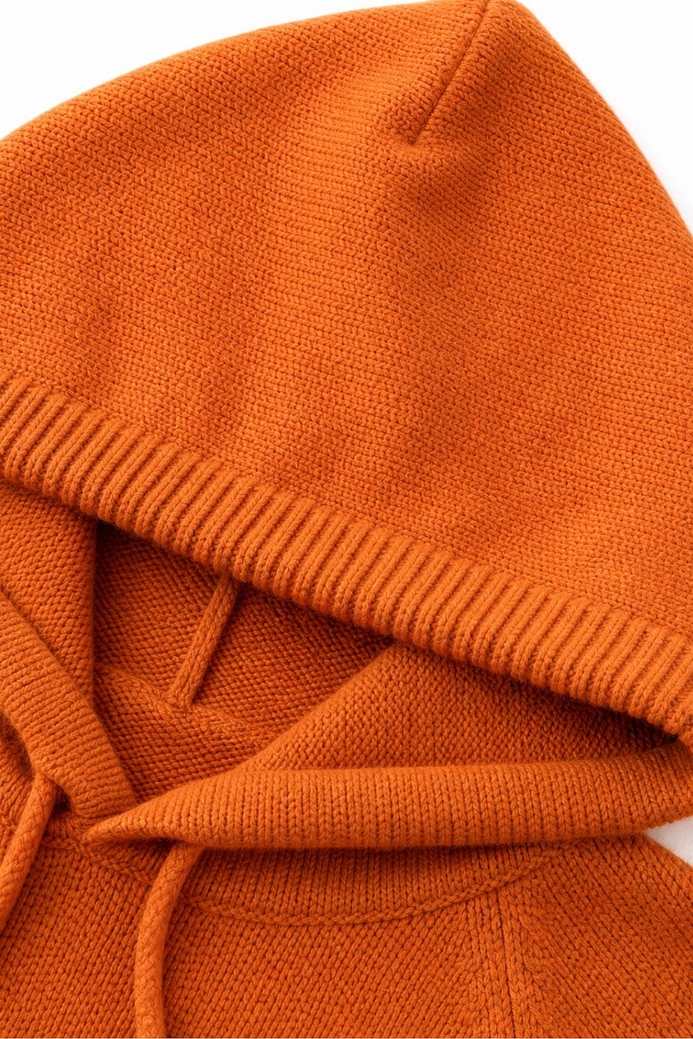 Close-up van de capuchon van de oranje hoodie met geribde rand | Boutique Moda