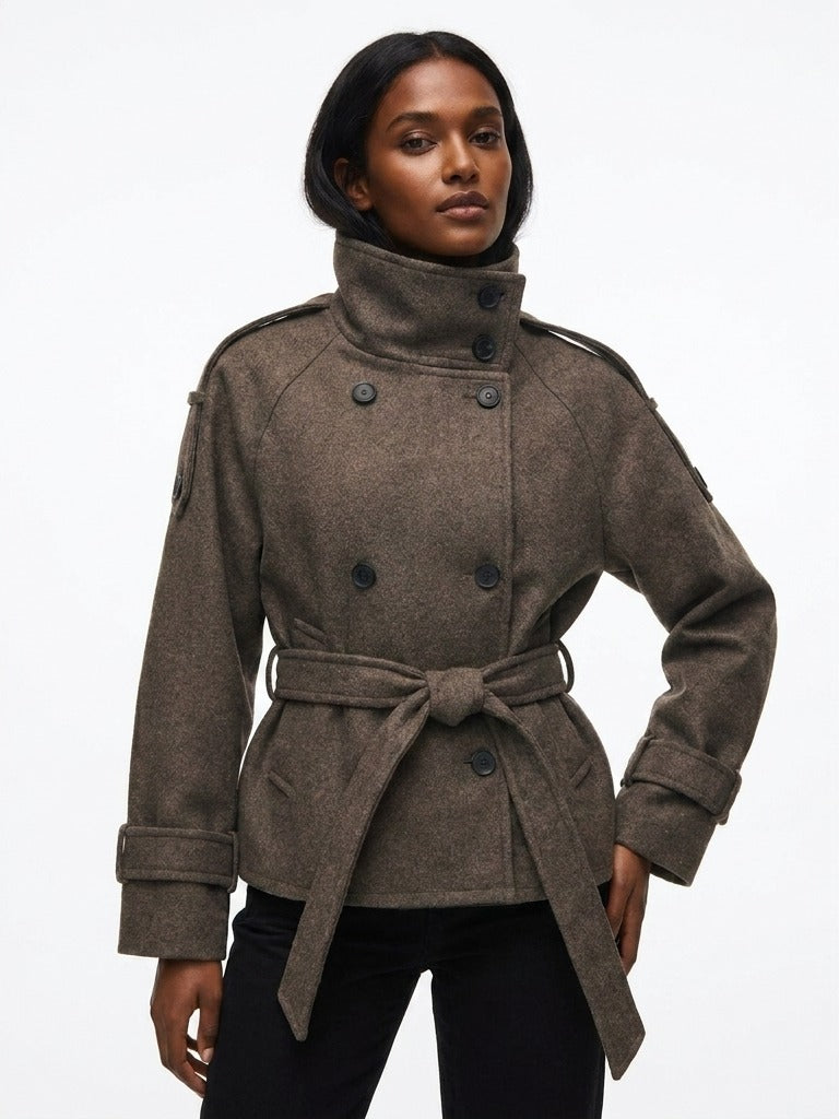Korte trenchcoat met opstaande kraag in bruin, gedragen, vooraanzicht