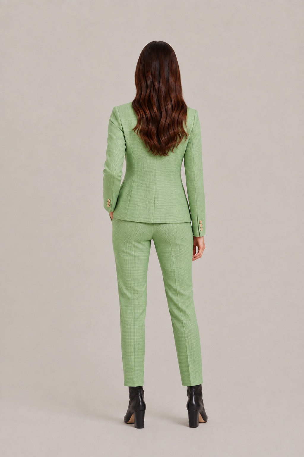 Broekpak met getailleerde blazer met één knoop en rechte broek in saliegroen, gedragen, achteraanzicht