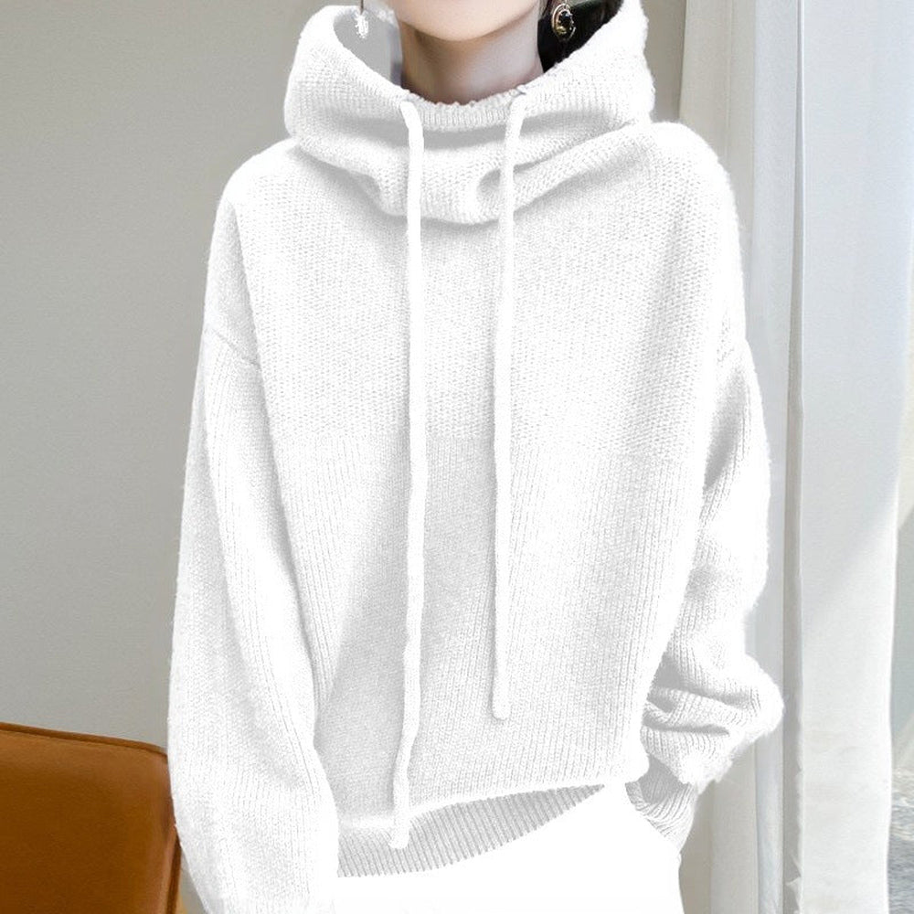 Vrouw in een witte gebreide trui met een witte broek, hand in de zak | Boutique Moda