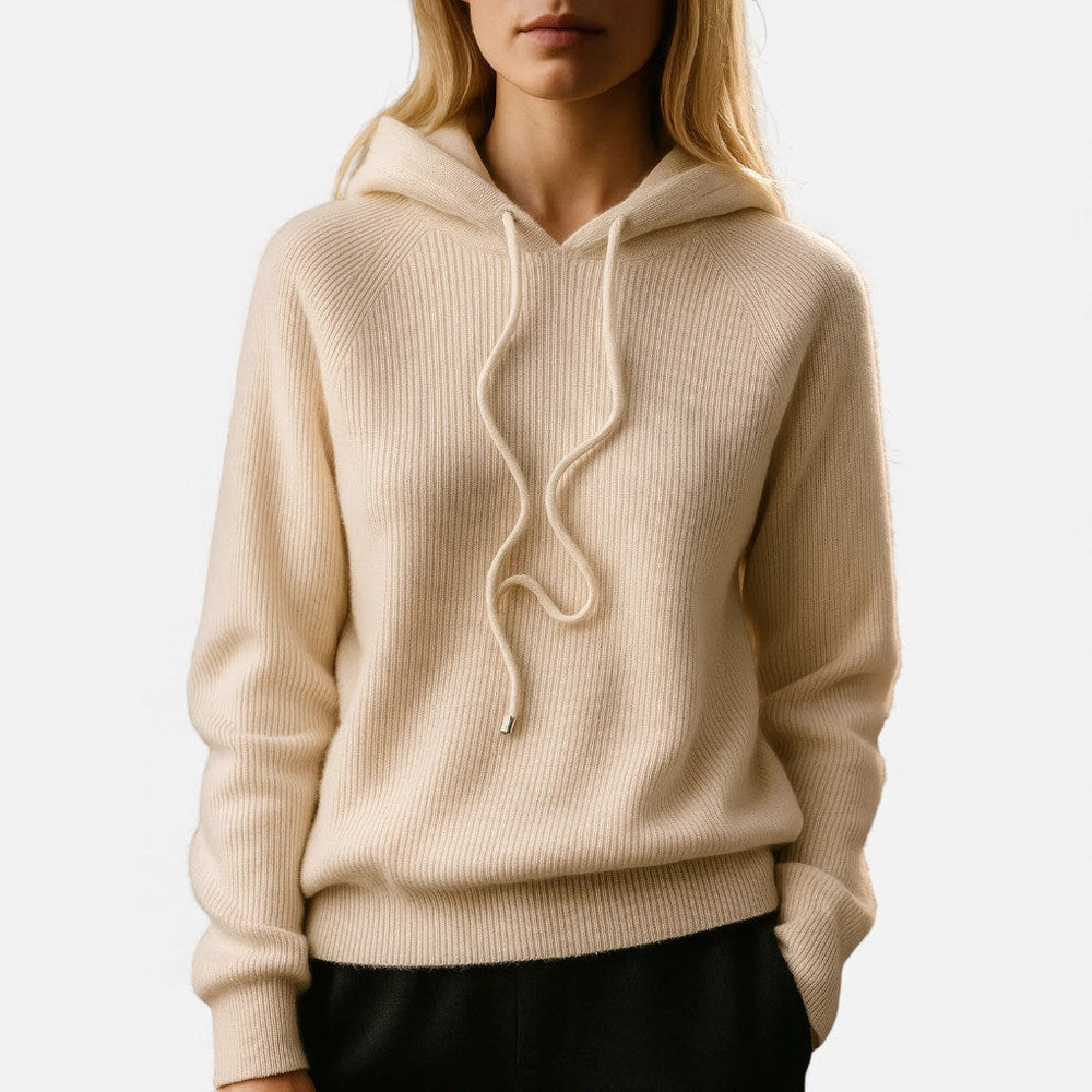 Vrouw in een champagnekleurige hoodie met golvende koorden en een zwarte broek | Boutique Moda