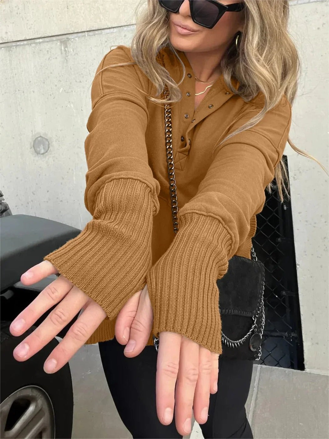 Karamelkleurige trui met uitgestrekte armen en extra lange ribboorden | Boutique Moda