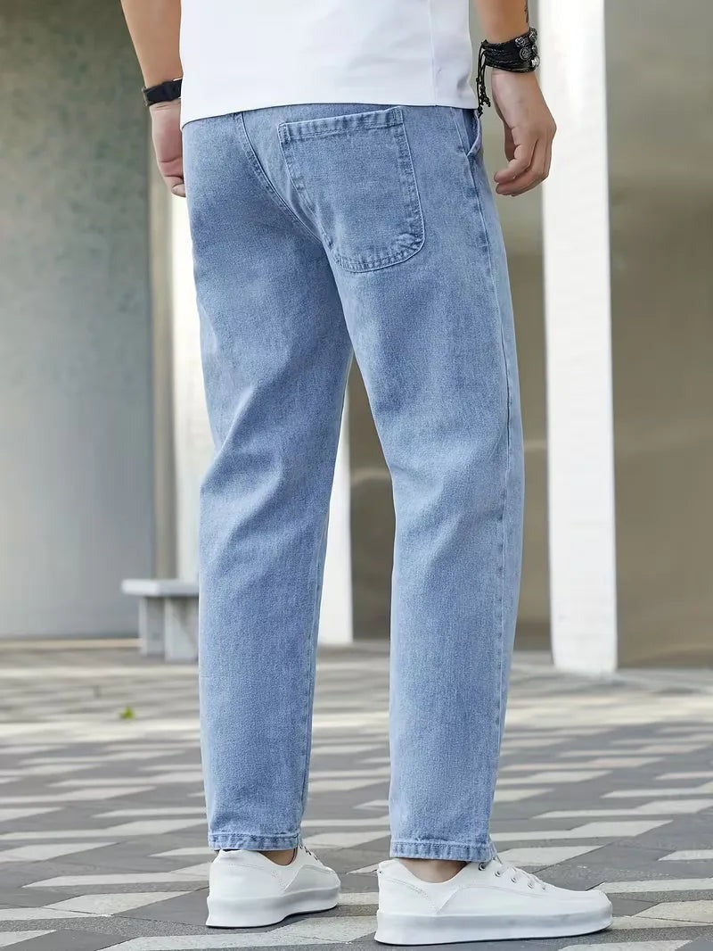 Joggerjeans voor heren in lichtblauw met trekkoord, gedragen, achterkant
