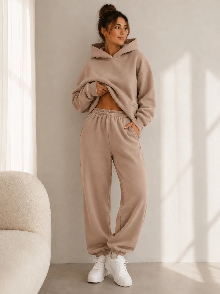 Taupe joggingpak, schuin van voren