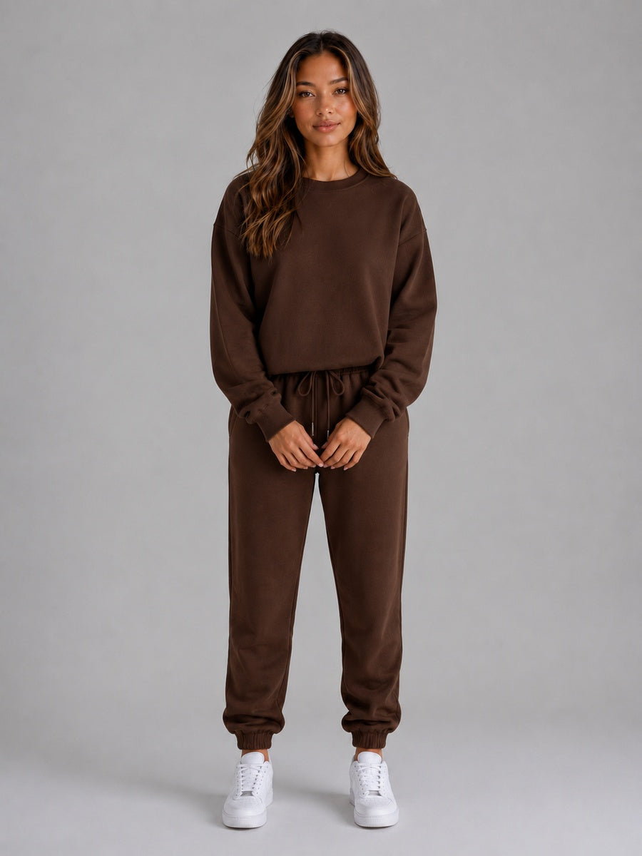 Bruin joggingpak met sweater en joggingbroek, gedragen door vrouw op foto | Boutique Moda