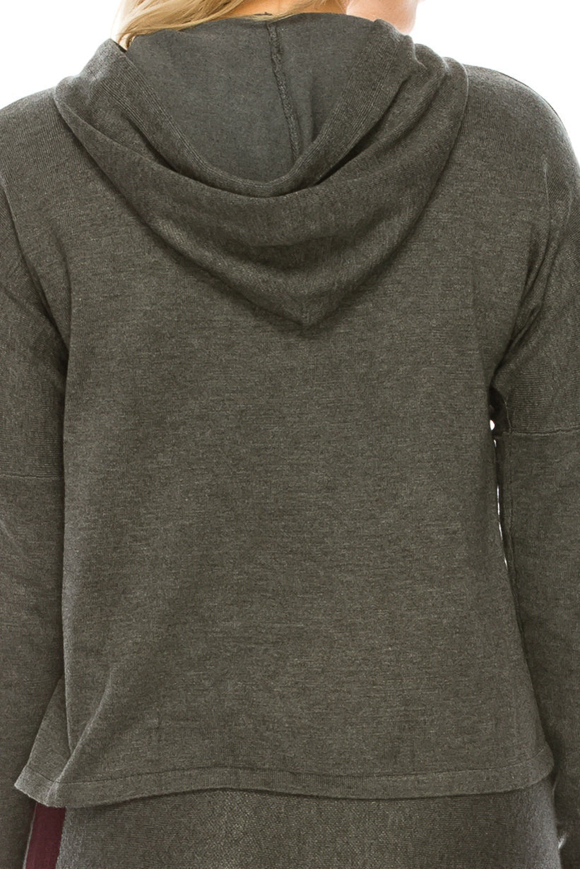 Grijze gebreide hoodie, achteraanzicht met capuchon