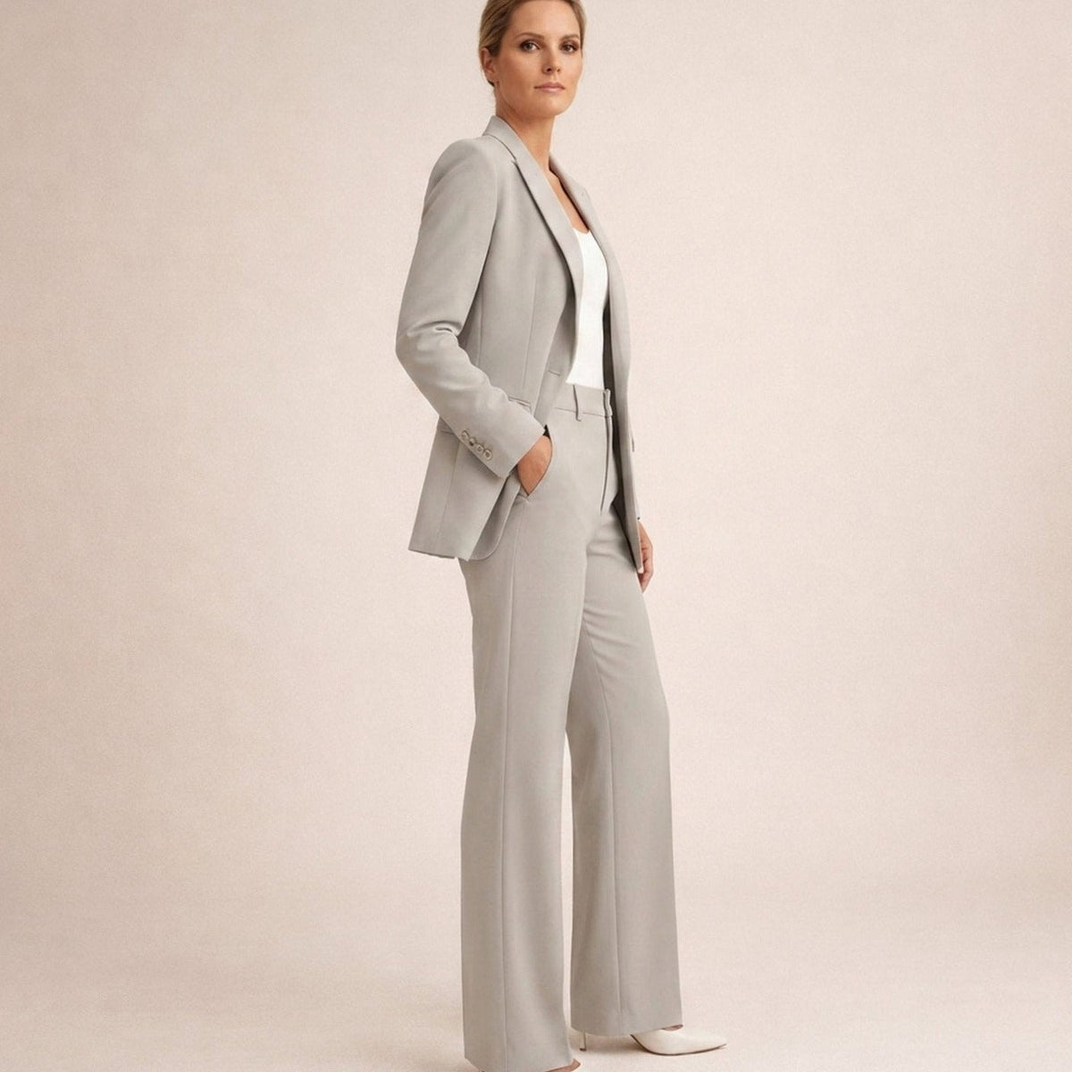 Broekpak met blazer met één knoop en wijde broek in grijs, gedragen, zijaanzicht