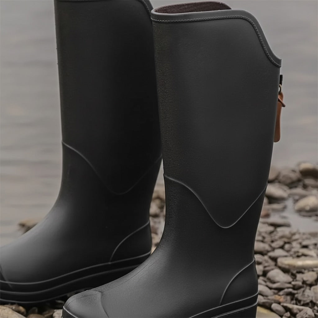 Hoge matte regenlaarzen in zwart, close-up