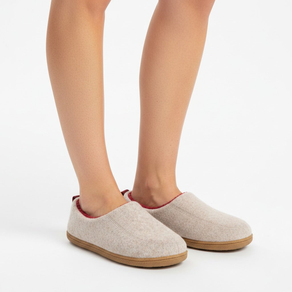 Crèmekleurige pantoffels gedragen