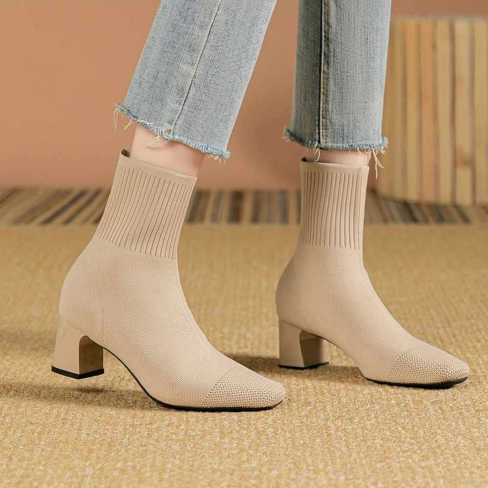 Beige gebreide sokkenlaarzen gedragen met jeans