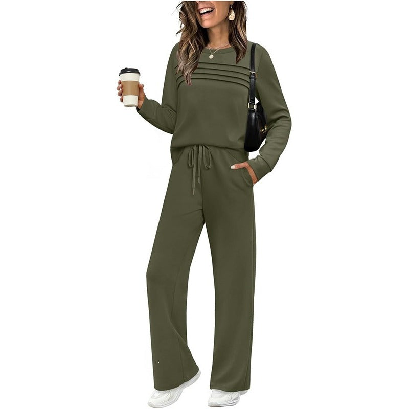 Legergroen joggingset met longsleeve en wijde broek, gedragen door vrouw | Boutique Moda