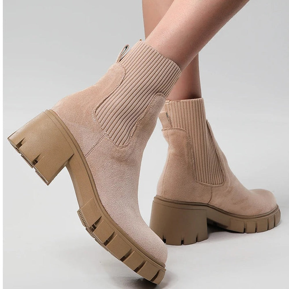 Beige Chelsea boots met blokhak, gedragen