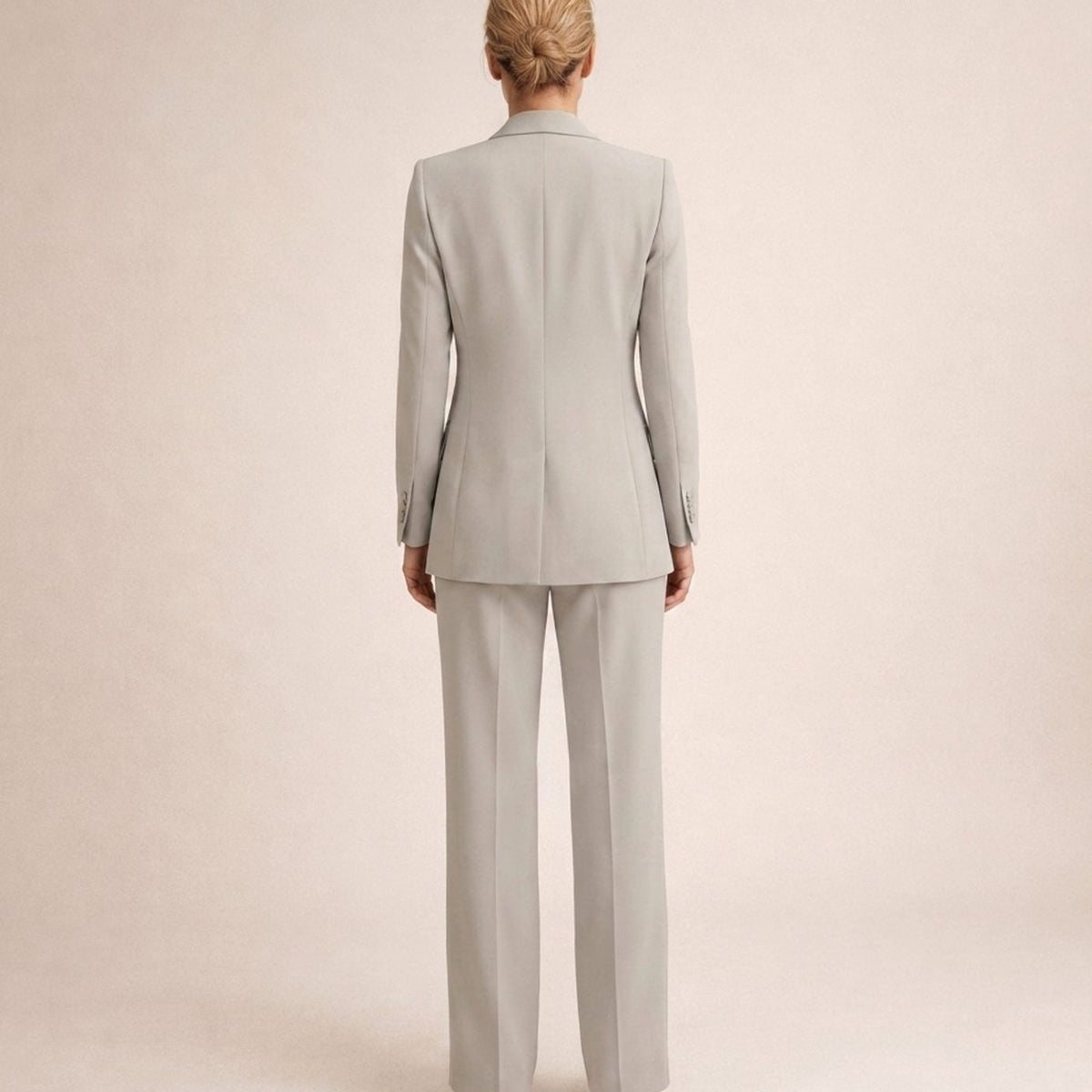 Broekpak met blazer met één knoop en wijde broek in grijs, gedragen, achteraanzicht