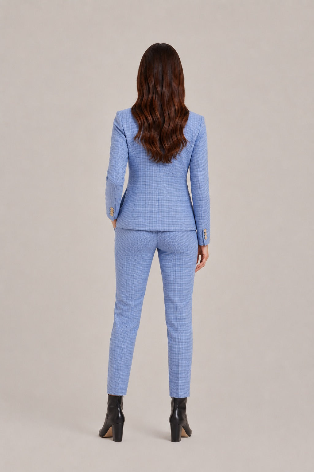 Broekpak met getailleerde blazer met één knoop en rechte broek in lichtblauw, gedragen, achteraanzicht