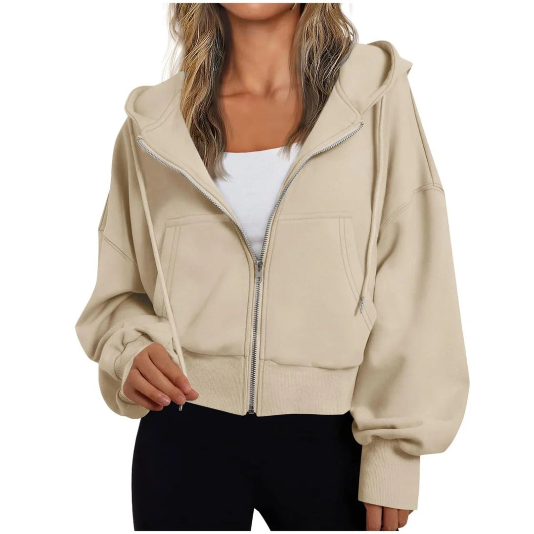 Vrouw in een beige vest met koorden en twee zakken, vooraanzicht | Boutique Moda