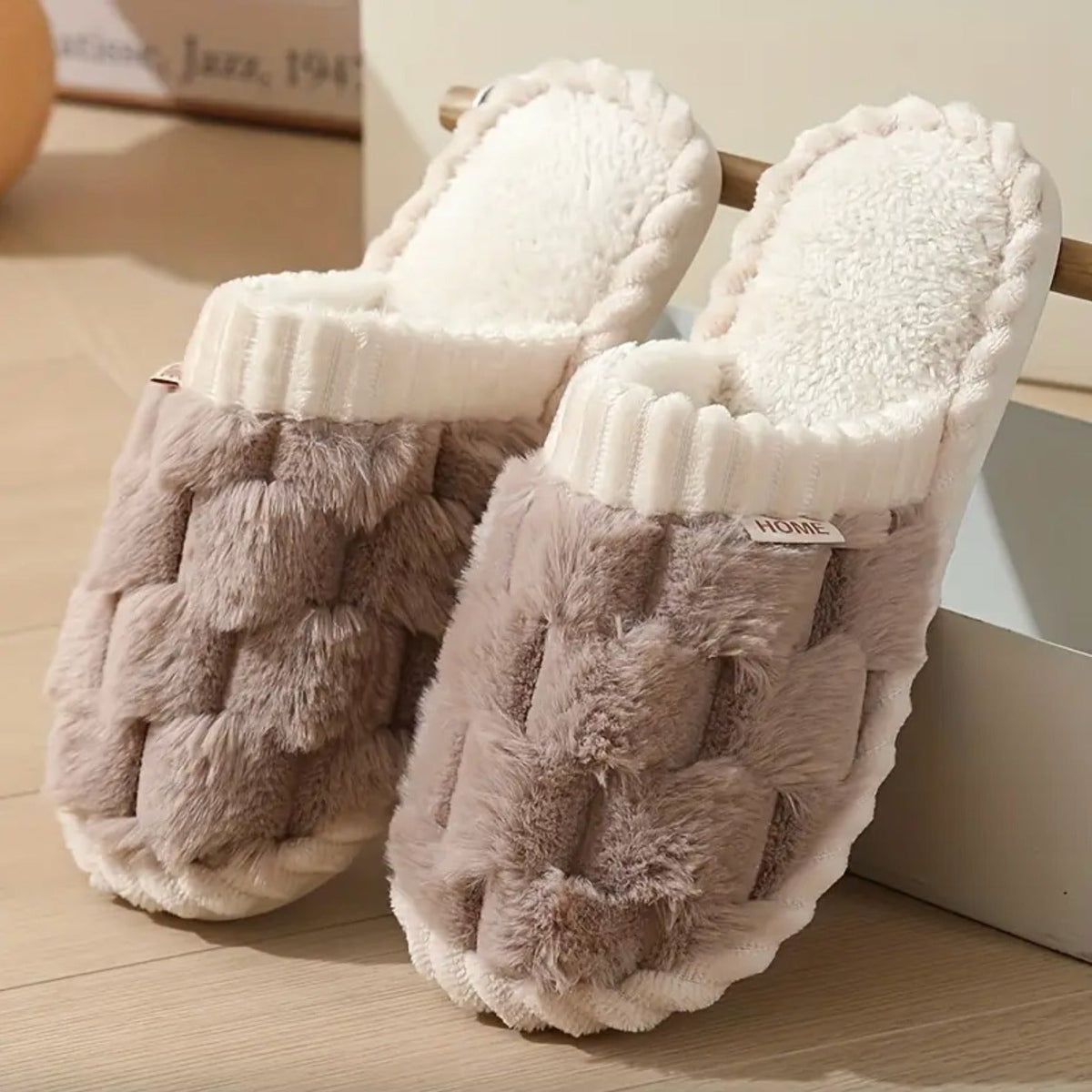 Bruine fluffy pantoffels met teddyvoetbed