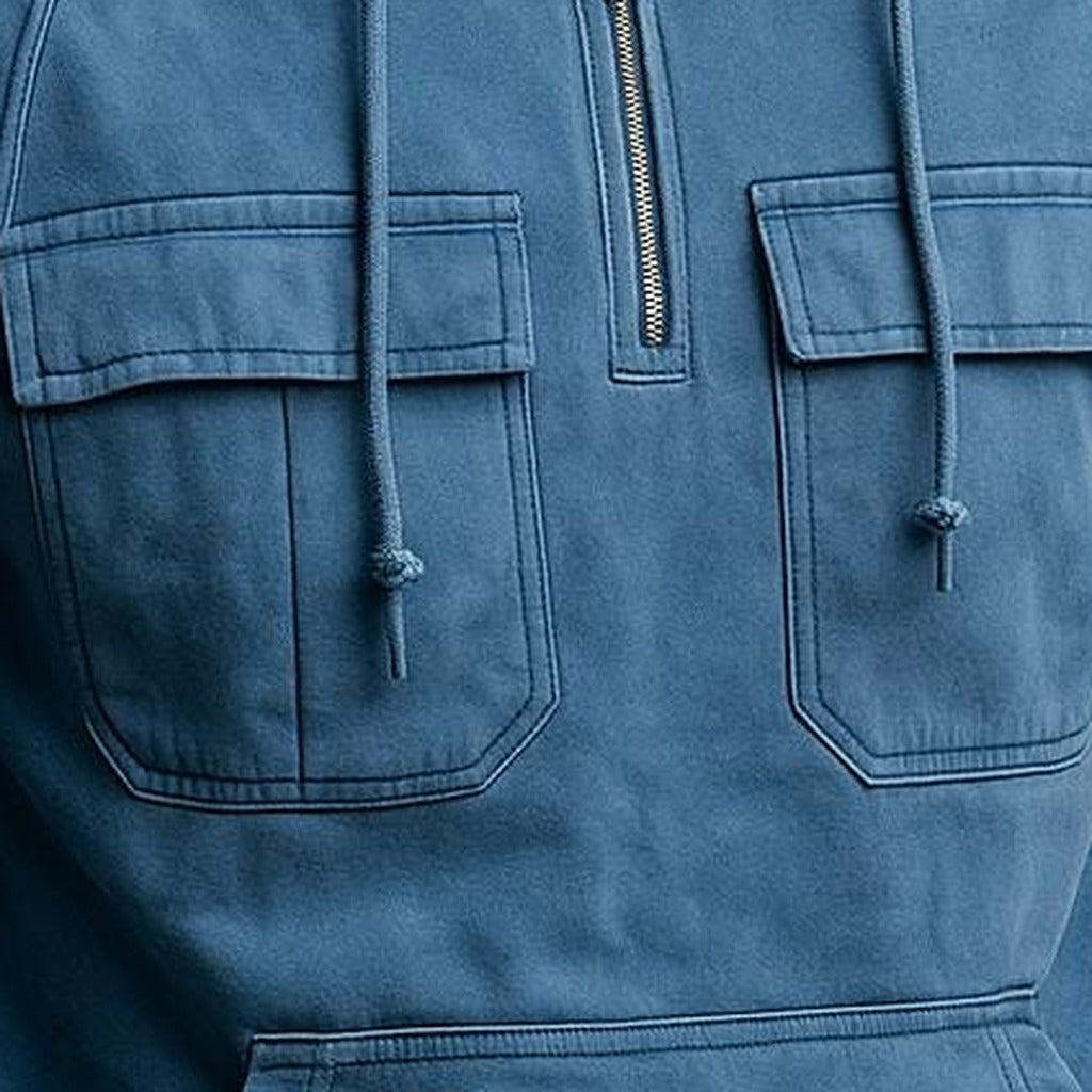 Utility hoodie met borstzakken voor heren in blauw, close-up van de borstzakken, de korte rits en de koorden