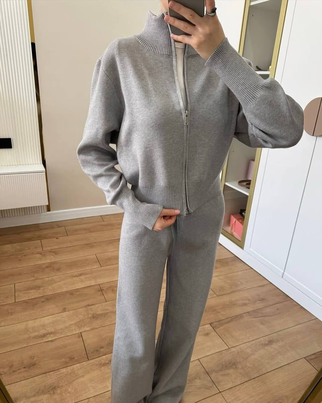 Gebreide set in grijs met ritsvest en wijde broek, voorkant
