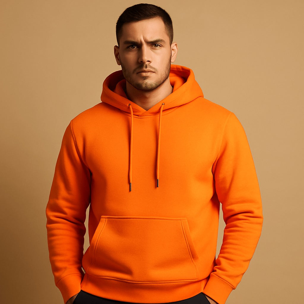 Klassieke hoodie met koord voor heren in oranje, gedragen, voorkant