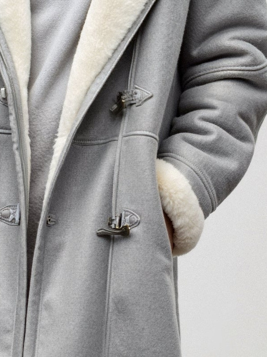 Close-up van de knevelsluiting en de manchet van teddy