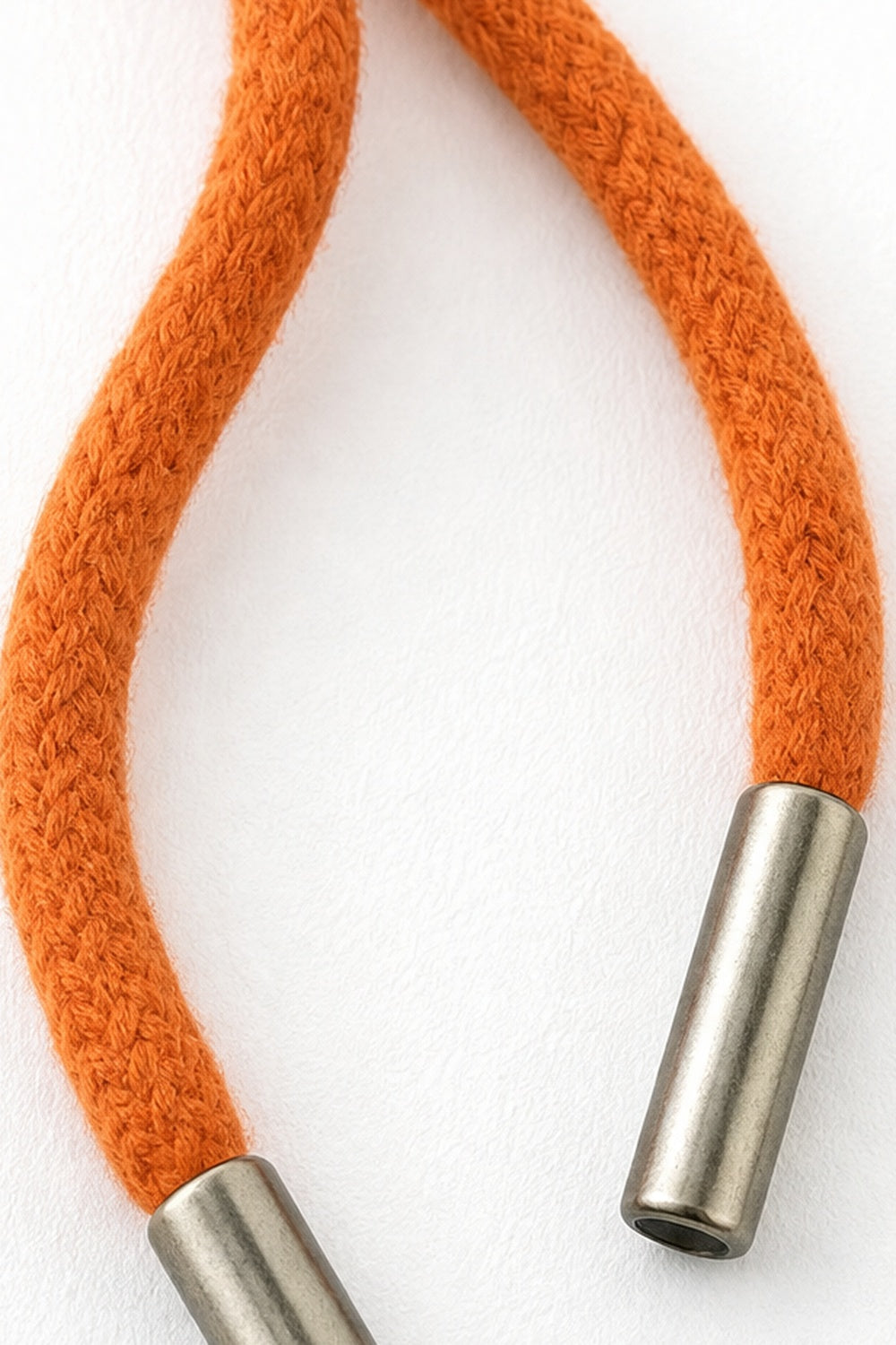 Close-up van het oranje koord met metalen uiteinden | Boutique Moda