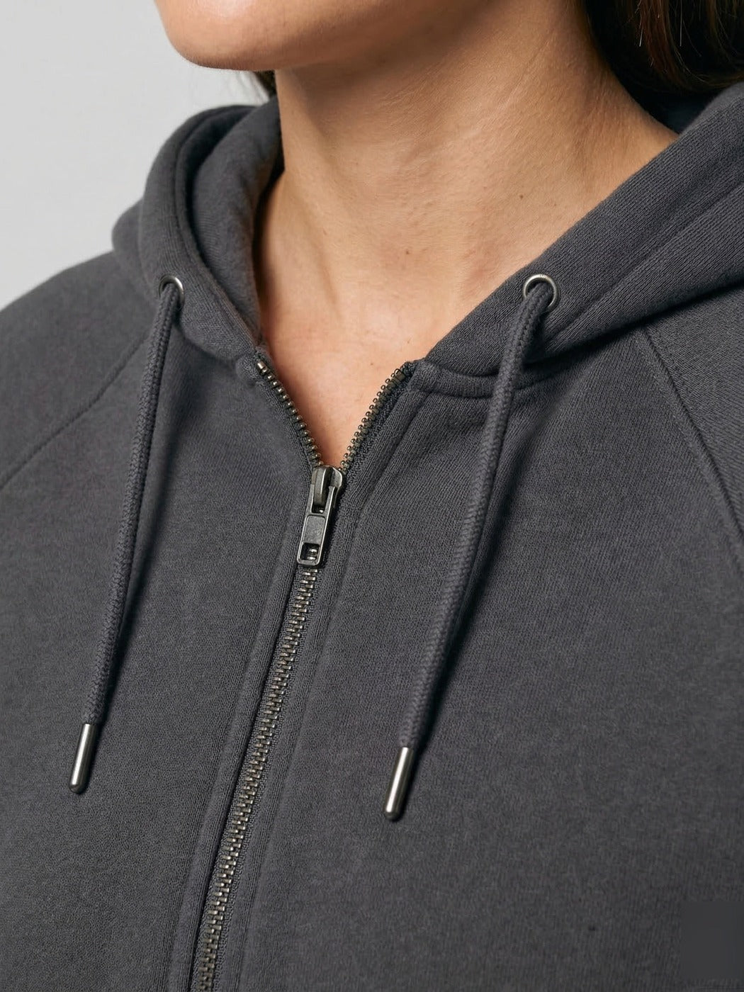 Close-up van het donkergrijze vest met capuchon, rits en koorden met metalen uiteinden | Boutique Moda
