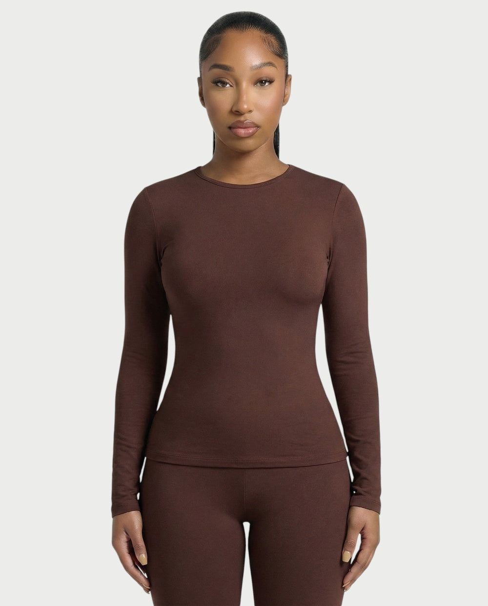 Strakke longsleeve met ronde hals in bruin, close-up voorkant