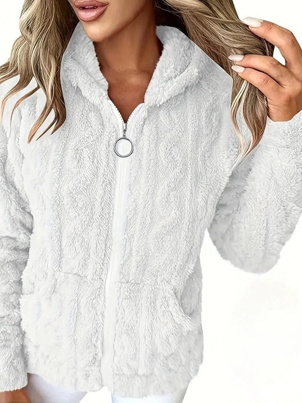 Vrouw draagt een wit teddyvest met capuchon en zilveren ringtrekker | Boutique Moda