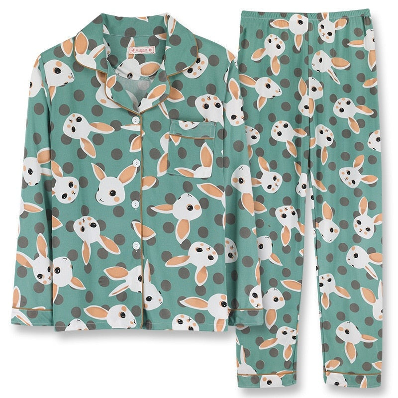 Pyjama met doorknoopshirt en lange broek, uitvoering groen met konijnen, plat neergelegd