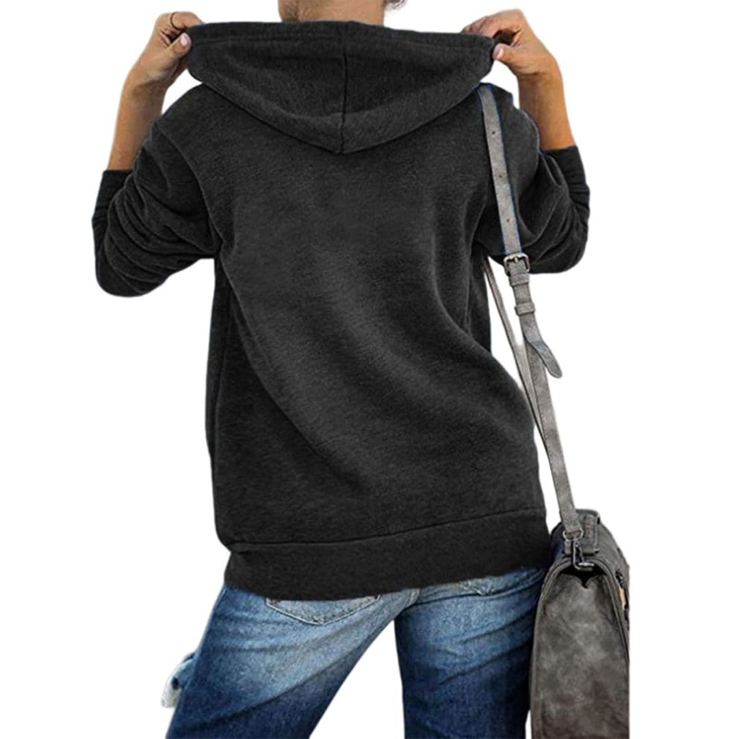 Achteraanzicht van het zwarte vest met capuchon en zoomband, gedragen met een jeans | Boutique Moda