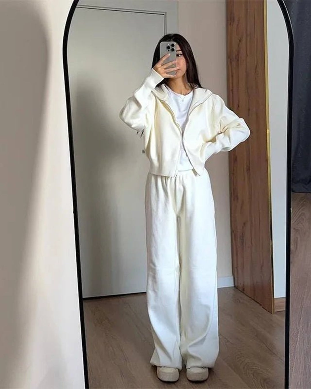 Gebreide set in crème met ritsvest en wijde broek, spiegelfoto