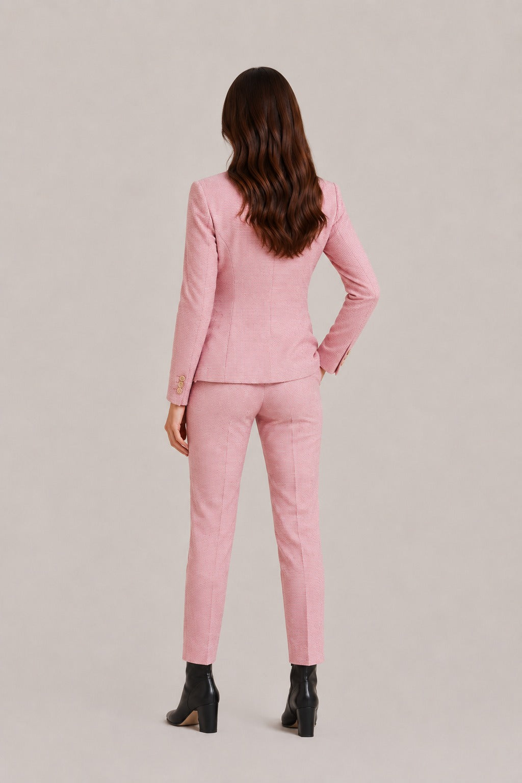 Broekpak met getailleerde blazer met één knoop en rechte broek in roze, gedragen, achteraanzicht