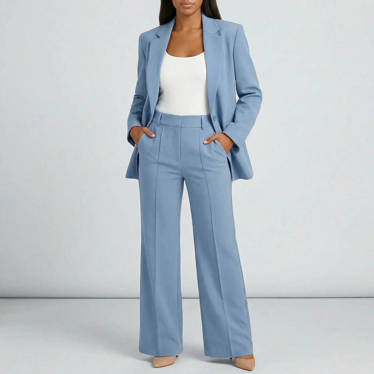 Broekpak met lange blazer en wijde broek in lichtblauw, gedragen, vooraanzicht