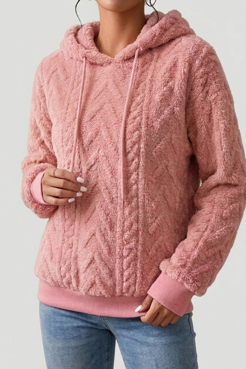 Vrouw in een roze teddytrui met capuchon en geribde zoomband | Boutique Moda